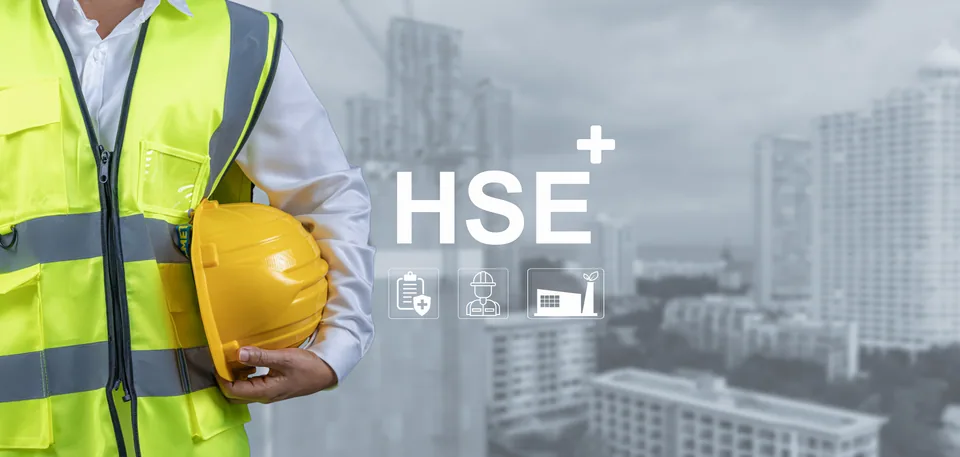 Hygiène, sécurité et environnement : casque et gilet de haute visibilité.