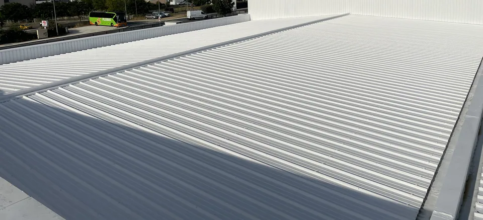 Revêtement clair Cool Roof sur une toiture en bac acier.