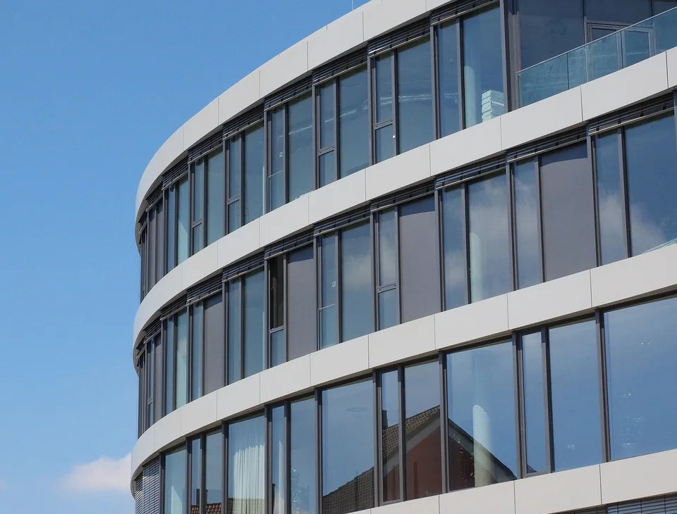 Menuiseries en aluminium et métal d’une façade vitrée.