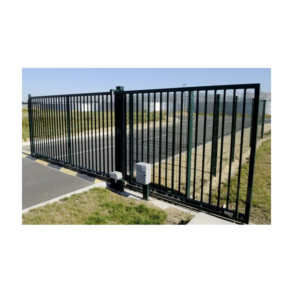 Portail métallique motorisé à l’entrée d’un site.