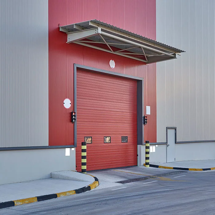 Porte sectionnelle sur une façade en bardage.