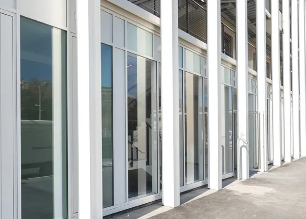 Menuiseries métalliques d’une façade vitrée.