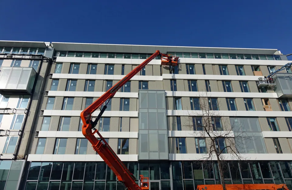 Chantier de rénovation thermique et esthétique d’une façade.