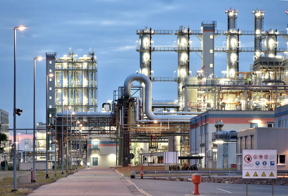 Installations et bâtiments d’un site industriel.